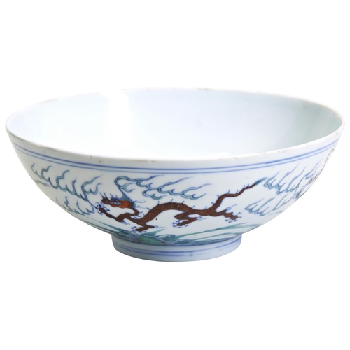 249 - DOUCAI 'DRAGON' BOWLCHENGHUA MARK, KANGXI PERIOD (1662-1722) the exterior painted with four scaly fi... 