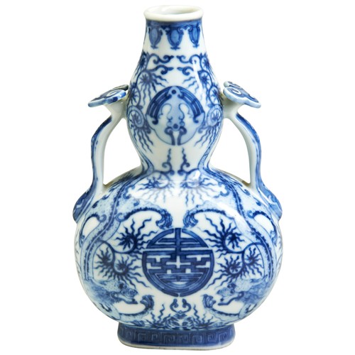 135 - A BLUE AND WHITE DOUBLE-GOURD 'DRAGON' VASE QIANLONG SEAL MARK, 19TH CENTURYof double-gourd form and... 