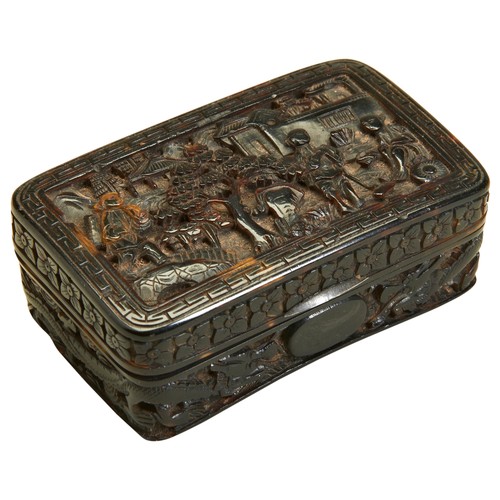 350 - A SMALL CHINESE TORTOISESHELL SNUFF-BOXQING DYNASTY, CIRCA 1850the cover and underside carved with f... 