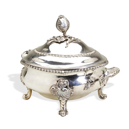 91 - A LARGE SILVER TUREEN, LONDON 1762. A circular tureen on 4 cast scroll & shell feet, gadroon edg... 