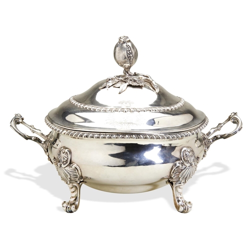 91 - A LARGE SILVER TUREEN, LONDON 1762. A circular tureen on 4 cast scroll & shell feet, gadroon edg... 