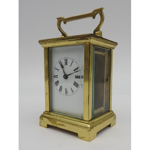 105 - A LATE 19TH / EARLY 20TH CENTURY BRASS CARRIAGE CLOCK, of compact proportions, enamelled dial 14 cm ... 