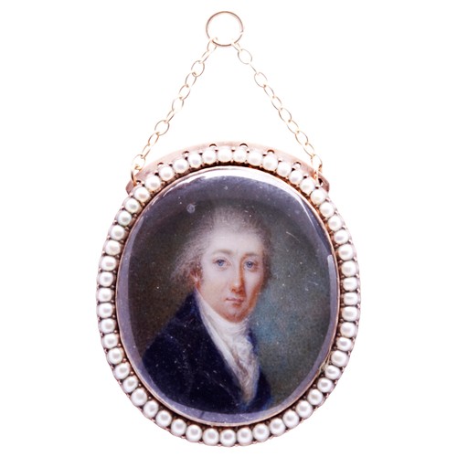 453 - A LATE 18TH/EARLY 19TH CENTURY MINIATURE PORTRAIT OF GENTLEMAN, ENGLISH SCHOOL, set in a yellow meta... 