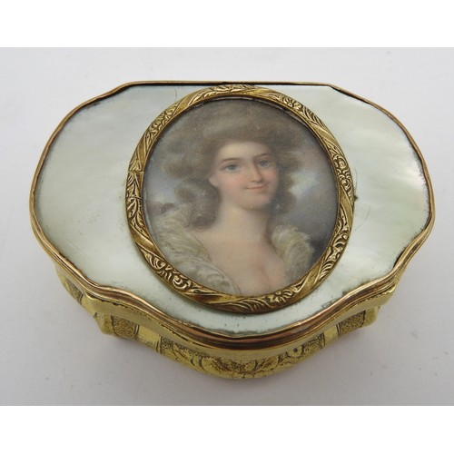 418 - A MOTHER OF PEARL INSET PORTRAIT RING BOX, 19TH CENTURY, the yellow metal cartouche form box inset w... 