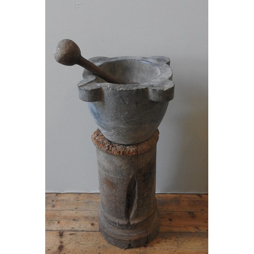 83 - A LARGE 18TH CENTURY GREY MARBLE MORTAR ON TURNED WOODEN COLUMN STAND, with substantial woodeN pestl... 