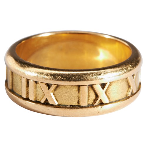 278 - TIFFANY; 18CT GOLD ATLAS RINGthe band with Roman Numerals as decoration.Hallmarked for Tiffany &... 