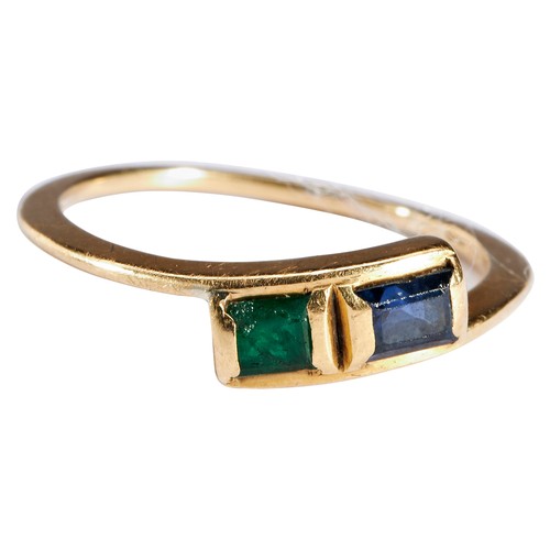 254 - AN EMERALD, SAPPHIRE AND GOLD DRESS RINGthe step-cut sapphire and step-cut emerald each in rub over ... 