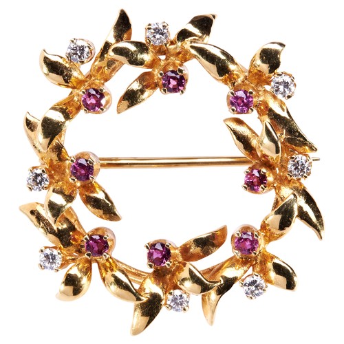 272 - 18CT DIAMOND AND RUBY SET ROUNDELL DESIGN BROOCHset with eight circular-cut rubies an outer row of e... 