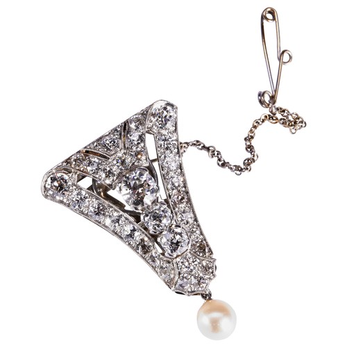 302 - A PEARL AND DIAMOND CLIP, CIRCA 1930set with three graduating old brilliant-cut diamonds within a sh... 