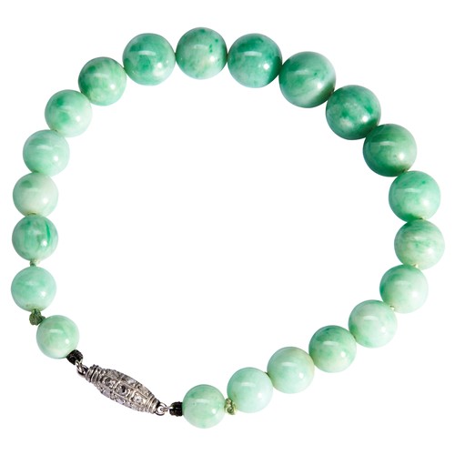 300 - A JADE AND DIAMOND BRACELET, CIRCA 1900the twenty one slightly graduating jade beads on a barrel cla... 