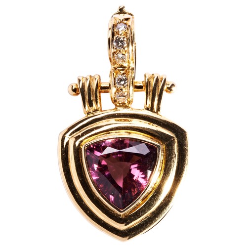 271 - A PINK TOURMALINE PENDANTa rounded trillion-cut pink tourmaline collet set in a similarly shaped gol... 