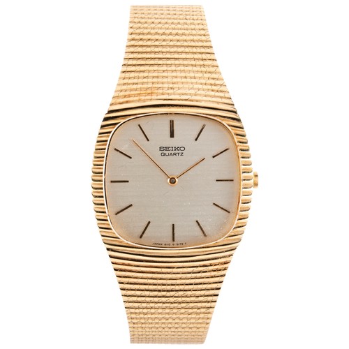 333 - SEIKO, AN 18 CARAT GOLD QUARTZ WRISTWATCH, signed champagne dial with baton numerals, cushion shaped... 