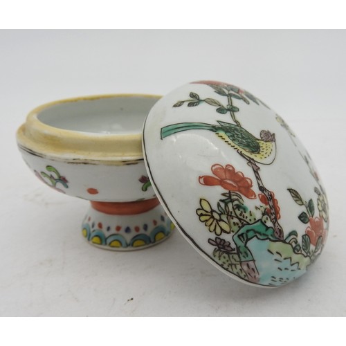 345 - A SMALL COVERED FAMILLE VERTE STEM CUP, LATE QING/REPUBLIC PERIOD, the domed cover painted with a so... 