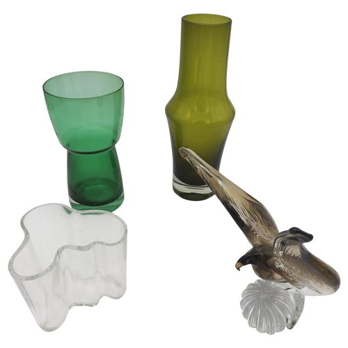 475 - TWO RIIHIMAKI GLASS VASES, AN ALVAR AALTO VASE AND A FINNISH GLASS BIRD FIGURE, MID 20TH CENTURY AND... 