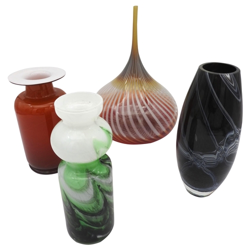 476 - A LARGE VINTAGE ART GLASS 'ONION' VASE, TWO MARBLE EFFECT GLASS VASES AND FLARED MOUTH VASE, CIRCA 1... 