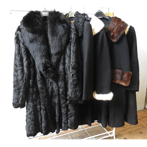 663 - VARIOUS VINTAGE COATS, INCLUDING A LEN ARTEL ‘CACOON’ COAT WITH FUR COLLAR, A BLACK WOOL COAT WITH M... 