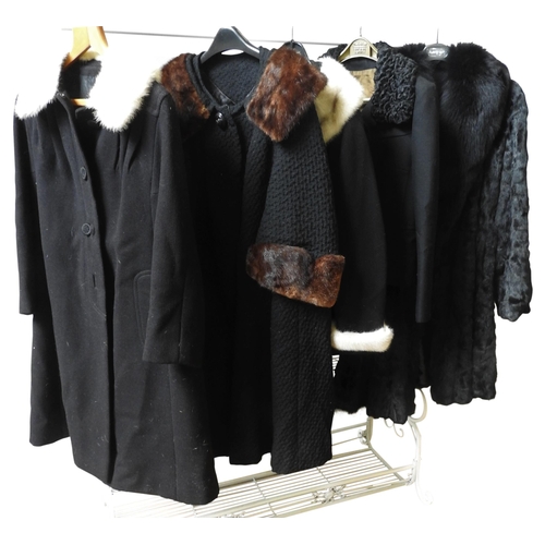 663 - VARIOUS VINTAGE COATS, INCLUDING A LEN ARTEL ‘CACOON’ COAT WITH FUR COLLAR, A BLACK WOOL COAT WITH M... 