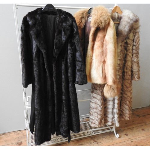 665 - THREE VINTAGE FUR COATS, COMPRISING A FULL-LENGTH BLACK MINK, A GOLDEN MINK JACKET, AND ONE OTHER. (... 