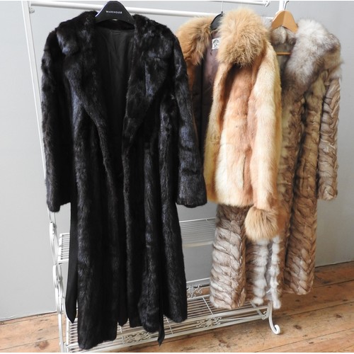 665 - THREE VINTAGE FUR COATS, COMPRISING A FULL-LENGTH BLACK MINK, A GOLDEN MINK JACKET, AND ONE OTHER. (... 