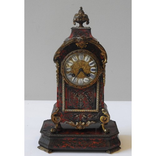 259 - A FRENCH BOULLE WORK MANTEL CLOCK, 19TH CENTURY, tortoise shell lacquered arch form case with scroll... 