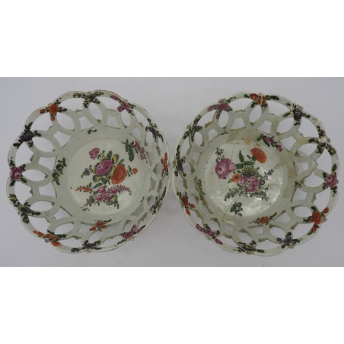 217 - A PAIR OF 18TH CENTURY WORCESTER PORCELAIN BASKETS, CIRCA 1770, the interlaced concentric tapering s... 