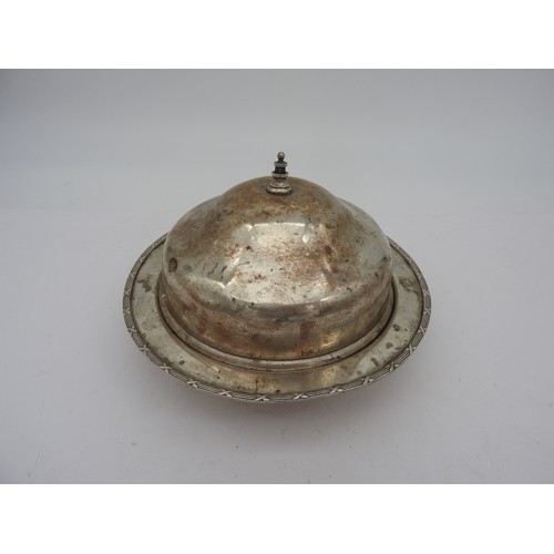 837 - A SILVER MUFFIN DISH AND COVER, circular form with cushion domed cover, marked Sheffield 192118 cm d... 