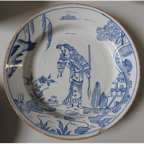 216 - AN EARLY 19TH CENTURY DELFT PLATE, TWO COPELAND SPODE JUGS AND OTHER BLUE AND WHITE WARES, the lot a... 