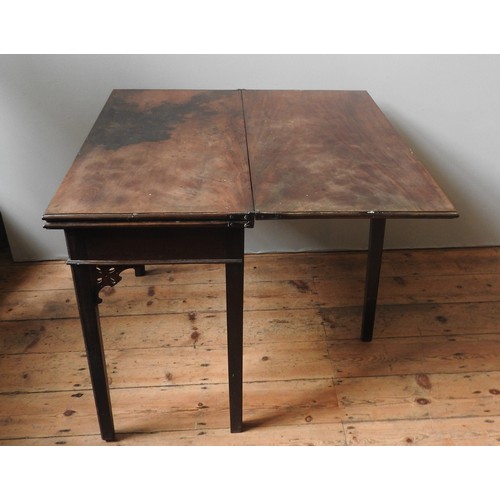 85 - AN UNUSUAL MAHOGANY TRI-FOLD TEA / CARD TABLE , EARLY 19TH CENTURY, the hinged rectangular top over ... 