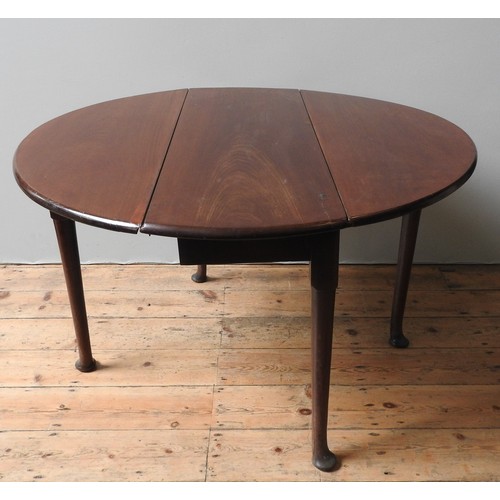 73 - A GEORGE III MAHOGANY DROP-LEAF TABLE, hinged circular top raised on four Queen Anne legs69 x 106 x ... 