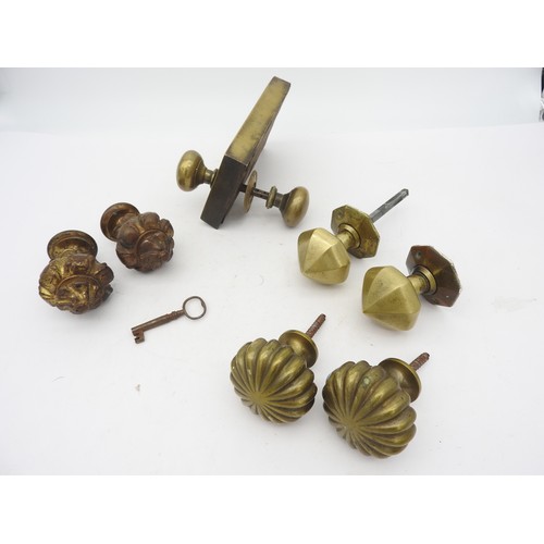 152 - A GEORGE III BRASS AND STEEL DOOR LOCK, FOUR POLE FINIALS AND A PAIR OF DOMED-FACET BRASS DOOR HANDL... 