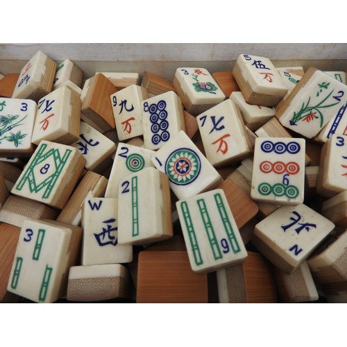 237 - A MAHJONG SET, A SELECTION OF DICE, VARIOUS MATERIALS, ASSORTED BONE LETTER COUNTERS, CHESS PIECES, ... 