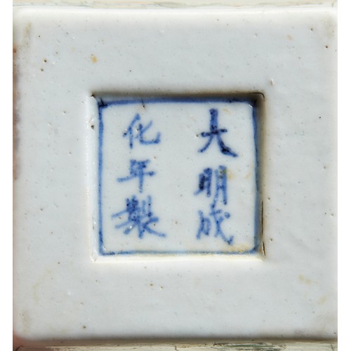 39 - A SMALL FAMILLE VERTE RECTANGULAR DISH  CHENGHUA MARK, KANGXI PERIOD (1662-1722)康熙五彩人物故事圖紋四方碟the dis... 