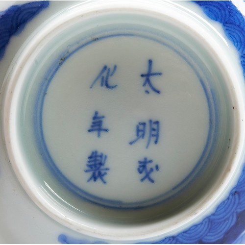 173 - A BLUE AND WHITE BARBED-RIM BOWLCHENGHUA SIX CHARACTER MARK, KANGXI PERIODthe sides painted with fig... 