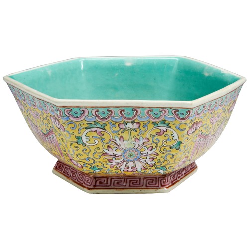 256 - A FAMILLE ROSE HEXAGONAL 'PHOENIX' BOWLQING DYNASTY, 19TH CENTURYthe sides decorated in the typical ... 