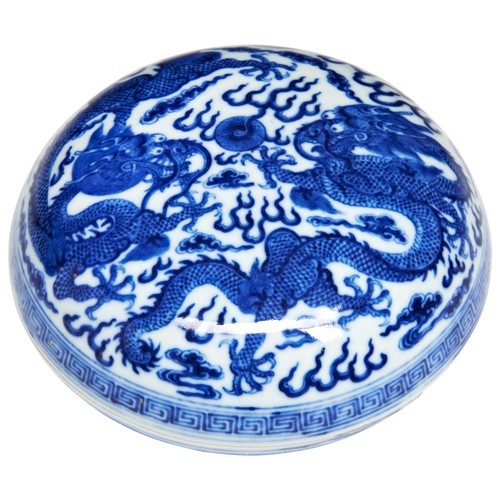 182 - A FINE BLUE AND WHITE 'DRAGON' BOX QING DYNASTY, 18TH / 19TH CENTURYthe cover finely painted in tone... 