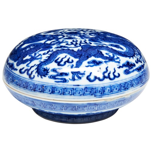 182 - A FINE BLUE AND WHITE 'DRAGON' BOX QING DYNASTY, 18TH / 19TH CENTURYthe cover finely painted in tone... 