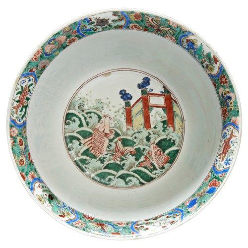 24 - A LARGE KANGXI FAMILLE VERTE BOWLKANGXI PERIOD (1662-1722)康熙五彩洞石花鳥大盌beautifully and skilfully decora... 