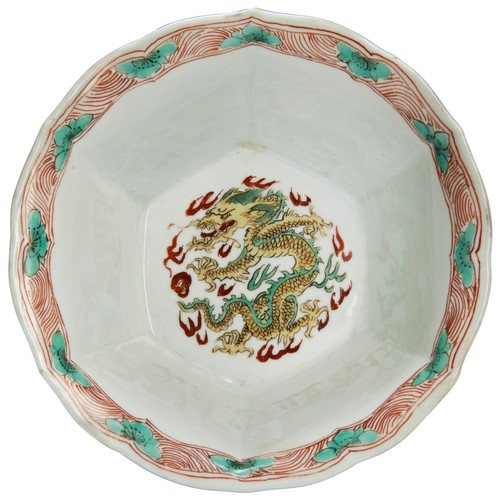 44 - A FAMILLE VERTE 'DRAGON & PHOENIX' MEDALLION BOWLKANGXI SIX CHARACTER MARK AND OF THE PERIOD康熙五彩... 