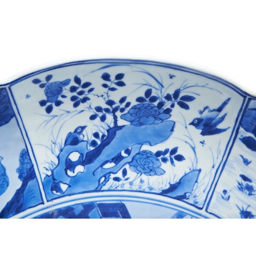 35 - A RARE AND EXCEPTIONALLY LARGE KANGXI BLUE AND WHITE SCALLOPED DISH KANGXI PERIOD (1662-1722)康熙青花歷史人... 