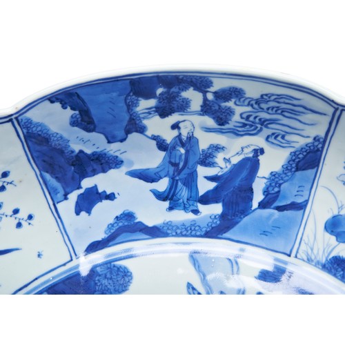 35 - A RARE AND EXCEPTIONALLY LARGE KANGXI BLUE AND WHITE SCALLOPED DISH KANGXI PERIOD (1662-1722)康熙青花歷史人... 