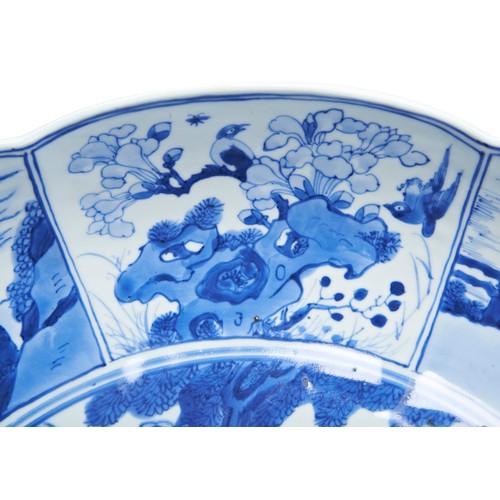 35 - A RARE AND EXCEPTIONALLY LARGE KANGXI BLUE AND WHITE SCALLOPED DISH KANGXI PERIOD (1662-1722)康熙青花歷史人... 