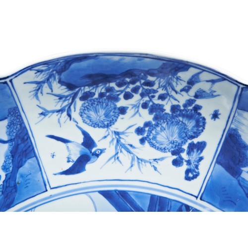 35 - A RARE AND EXCEPTIONALLY LARGE KANGXI BLUE AND WHITE SCALLOPED DISH KANGXI PERIOD (1662-1722)康熙青花歷史人... 