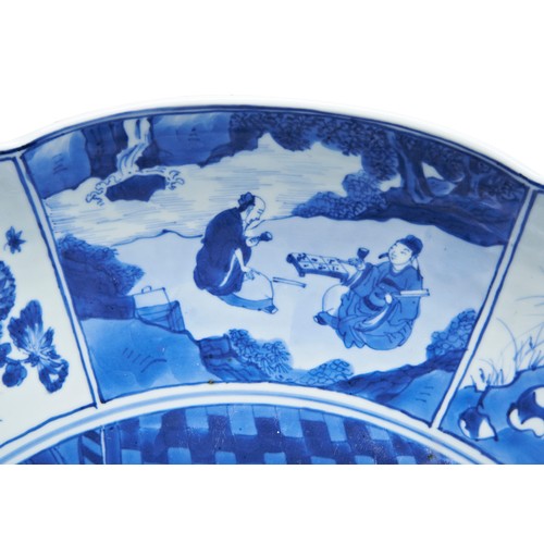 35 - A RARE AND EXCEPTIONALLY LARGE KANGXI BLUE AND WHITE SCALLOPED DISH KANGXI PERIOD (1662-1722)康熙青花歷史人... 