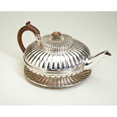 91 - A LARGE ANGLO-INDIAN COMPRESSED CIRCULAR TEAPOT, MADRAS C.1814. An unusually large teapot with Mugha... 