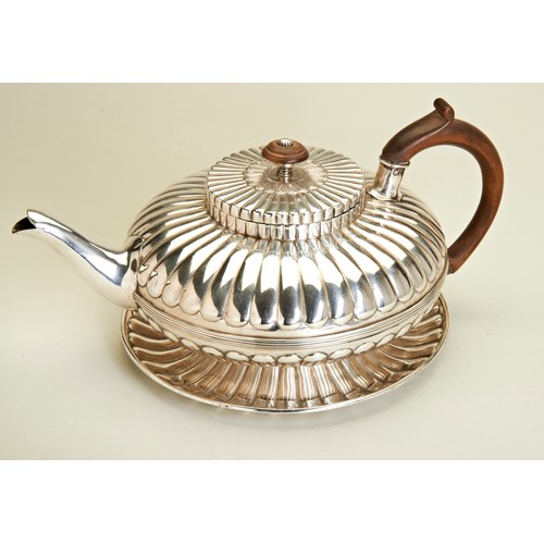 91 - A LARGE ANGLO-INDIAN COMPRESSED CIRCULAR TEAPOT, MADRAS C.1814. An unusually large teapot with Mugha... 