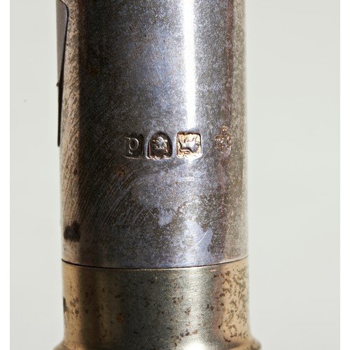 55 - A SHOTGUN CARTRIDGE PEPPERETTE, LONDON 1899. A Pepper pot formed as a shotgun shell with gilding to ... 