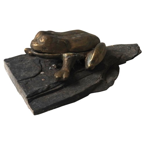 105 - A VINTAGE LAQUERED BRASS TRINKET POT, EARLY 20TH CENTURY, naturalistically modelled as a frog, sat a... 