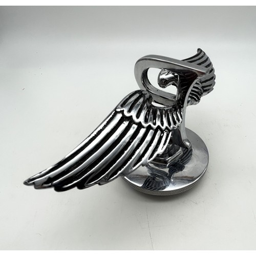 54 - BENTLEY WINGED 'B' CHROME RADIATOR MASCOTNickel-plated brass, mounted on round spinning radiator cap... 