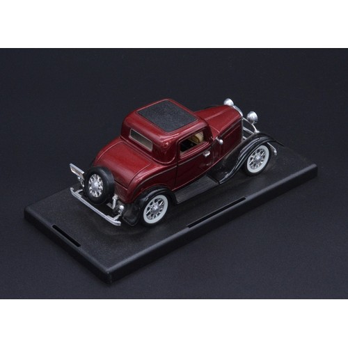 514 - 1:24 1931 FORD MODEL A PICKUP BY DANBURY MINTAlso included:1:24 1933 FORD DELUXE COUPE BY DANBURY MI... 