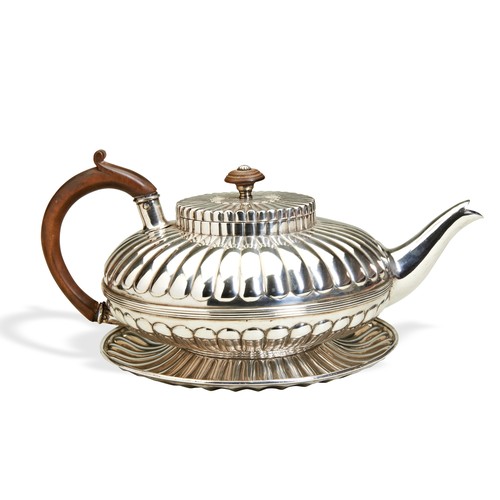 91 - A LARGE ANGLO-INDIAN COMPRESSED CIRCULAR TEAPOT, MADRAS C.1814. An unusually large teapot with Mugha... 